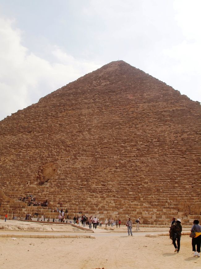 不満なランチTimeを早々終えて、ピラミッドへ。<br /><br />ガイドさんから最初に注意点が。<br />「ここの物売りは非常に悪質です。なにを言われても、無視かシュクランといってふりはらってください」<br /><br />了解！<br /><br />まずは一番でかいクフ王のピラミッド。<br /><br />目の前にドーンと佇む大建造物。<br />もう大きすぎてただただ呆然。<br />手前にいる人間がありんこのよう。<br /><br />これがBC2550年。築4500年とはすごすぎ。