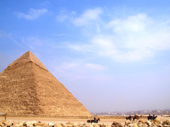 ピラミッド同士はかなり離れているので、歩いて回るのはちょいときつそう。<br /><br />馬に乗って周っている人も多し。<br />いいなぁ、私も今度は馬に乗ってまわりたいかも〜〜。<br /><br />そんな私達は、車でブーンと横目でカフラー王のピラミッドを見ながら、メンカウラー王のピラミッドへ向けて移動中。