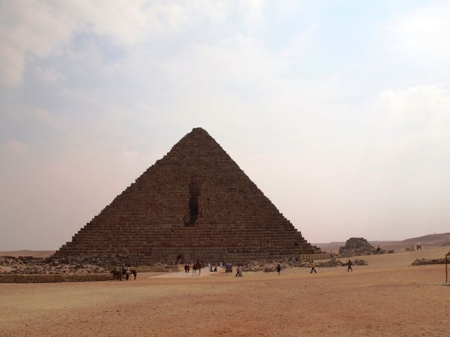 クフ王から見て一番奥にあり、一番小さいメンカウラー王のピラミッドへ到着。<br /><br />当然小さいと言っても、65.5Mなのでかなりでかい建造物ですが･･･<br /><br />このピラミッドの中に入場。<br /><br />ピラミッドの中は写真撮影禁止。ガイドさんにカメラを預けて中へ入る。<br />ピラミッド内部は、すごく小さな通路で腰をかがめて入って行く。<br />ちょっと腰を立たせると、もれなく頭をうつ。<br />中は、ふぅ〜んって感じで特筆すべき事もなし。<br />相当な遺跡マニア以外は入る必要もないような気がしてならぬ。