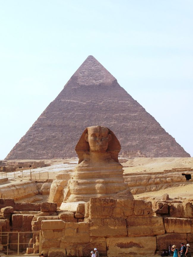 メンカウラー王のピラミッド内部観光でエクササイズをした後は、また車に乗り込んでスフィンクスへ。<br /><br />これまたメンカウラーのピラミッドからスフィンクスまでが遠い遠い。<br />自分で歩いて回ったら疲れ果ててそう･･･<br /><br />目の前には、カフラー王のピラミッドを守るように佇むスフィンクスだ〜〜！！