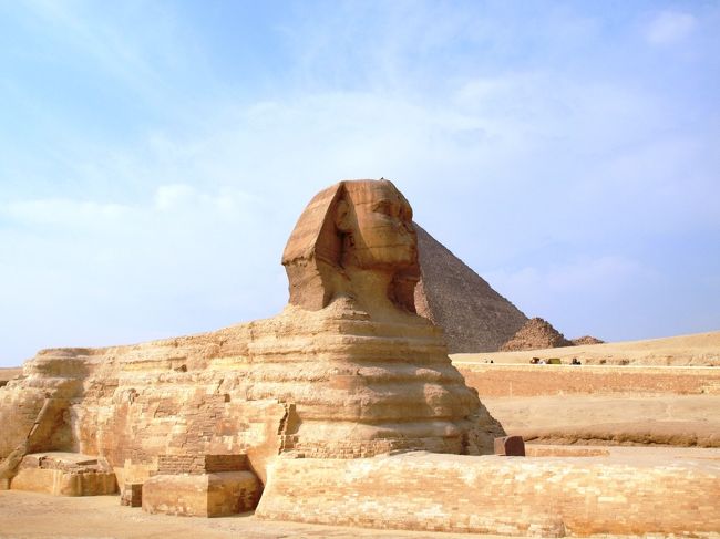 この足元には、まだまだかなりのミステリーが残っていると言われている。<br /><br />どんな秘密がこれから発見されるんだろう。<br /><br />スフィンクスはカフラー王のピラミッドと同じ時代に作られたそうな。<br />って事は約4550年前。<br /><br />スフィンクスが見てきた風景はどんな風に変わって来たんだろう。<br />スフィンクスがもし話せるのなら、ぜひ聞いてみたい。<br />