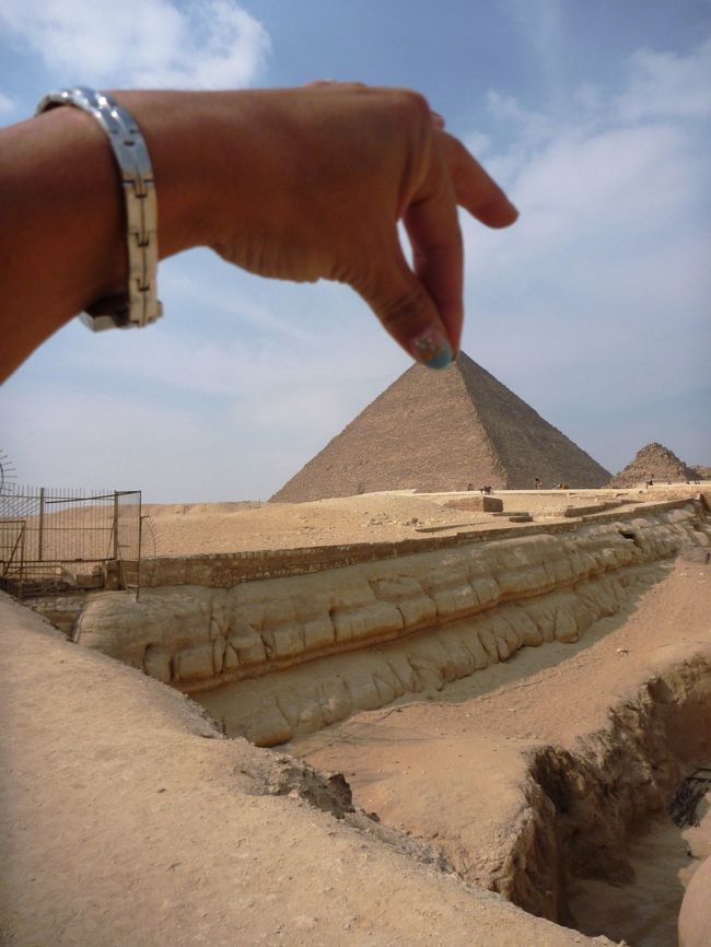 ピラミッドをつまみあげ〜〜。<br /><br />ってこれまた定番すぎる構図。<br /><br />ベタだけど、やっちゃうのよねぇ。