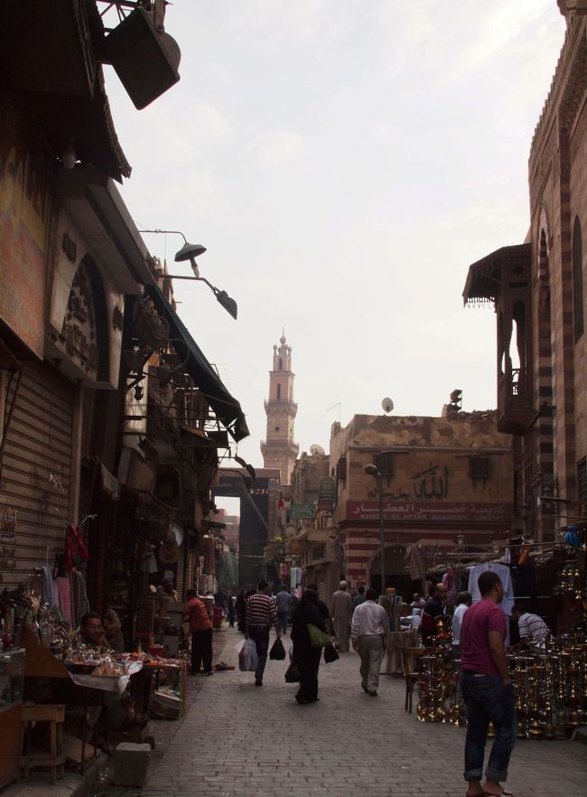 スフィンクスやピラミッドでエジプトの4550年前の古代の世界を楽しんだ後は、アラブの世界【ハーン・ハリーリ】へ。<br /><br />あちこちから「ニイハオ」「ニイハオ」と声をかけられる。<br />そのたびに、無視すりゃいいのに、「こんにちは」と言い返す私。<br /><br />まぁ、今ガイドさんに聞くと日本人の旅行客は大激減だそうで、代わりに今多いのが中国の観光客との事。<br />確かに、ほんと今回は全然合わない日本人と。<br />今回のDayツアーも私達だけだったし。<br />エジプト航空の直行便も運休中だし。