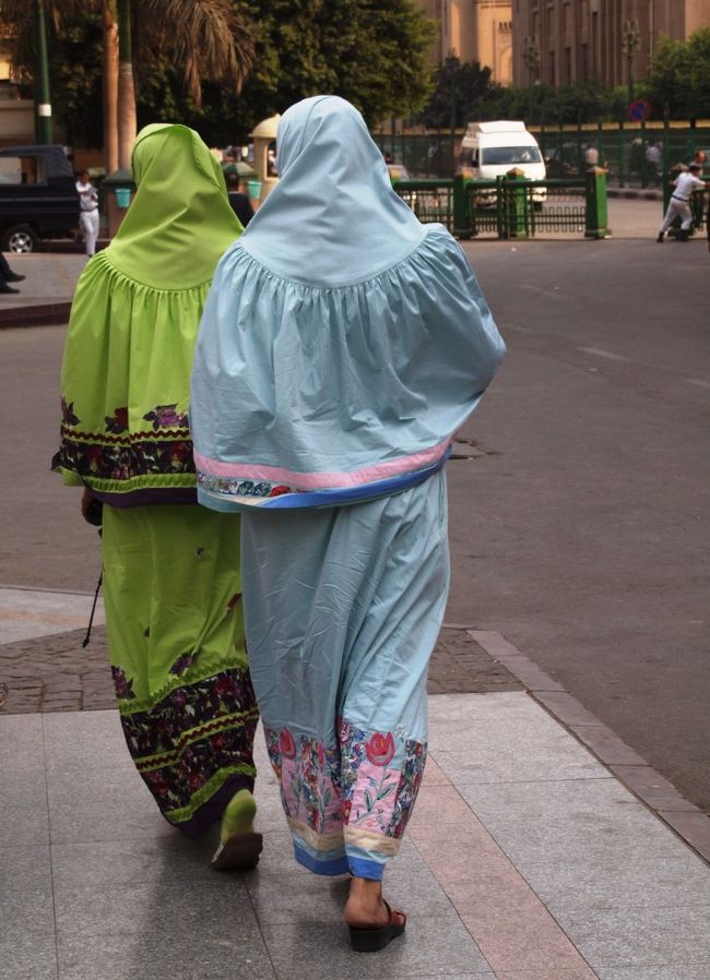 ハーンハリーリは雰囲気を楽しんで終了。<br /><br />ってよりも、ほしいものが全然なーい。<br /><br />本当は次の旅程のナイル川クルーズのパーティーで着用するガラベーヤ（民族衣装）がほしかったのだけれど、いまいちピンとくるものがないのよねぇ。<br /><br />街ゆく女性の洋服を見ていると、テルテル坊主系の洋服を着ている人が多い。<br />このテルテル坊主系のお洋服もガラベーヤなのかな？