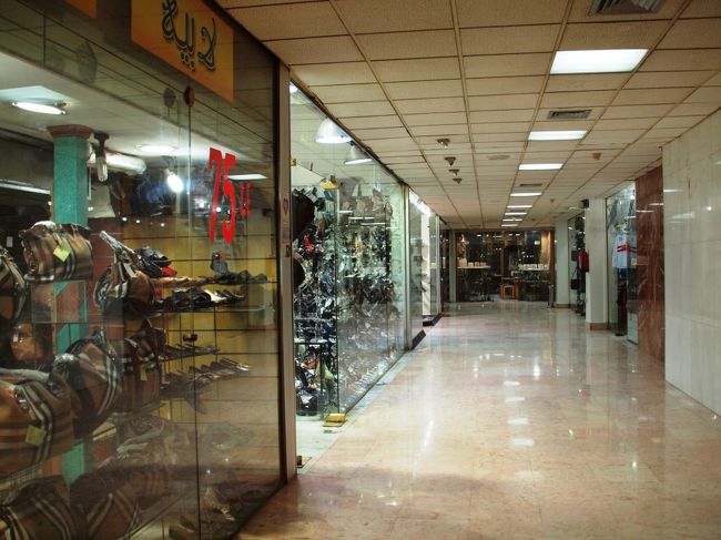 時間もちぃとあるので、物価を知るべくホテルの目の前にある【ヒルトンアーケード】へ遊びに行く。<br /><br />ヒルトンアーケードなので、多少は洗練された商品が並んでいるのかな。<br />などと思った私の想像は完璧に打ちのめされた。<br /><br />「これラッキープラザやん」<br /><br />シンガポールに雑多ビルのようなショッピングセンターがある。<br />その名前はラッキープラザ。<br />まるで、そこのような雰囲気。<br /><br />しかも、店の皆さんめっちゃやる気なし。<br />土産もの屋に入るが、全くやる気のない店員はTVを見てるまま。<br />おーい。<br /><br />定価制のここでは、エジプシャンスカーフをGet。<br />女性は髪の毛を見せてはいけないイスラム教。<br />女性はスカーフをGetしてると便利です。