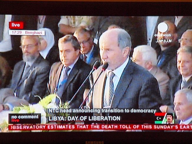 あまりにもやる気のないショッピングセンターを早々に撤収。<br /><br />ガラベーヤの店はあちこちにあったけど、閉まってたり入りにくかったりとイマイチ手ごたえなし。<br />いいや、アスワンで買おう。<br /><br />ランチをほとんど食い損ねている私、少々小腹が減ってきた。<br />喉も渇いたのでエグゼラウンジにアフタヌーンTeaを頂きに行く。<br /><br />TVではお隣の国リビアが生まれ変わるとの放送が流されていた。<br />皆食いいるようにTVを見つめている。<br />日本にいれば遠い国の出来事。でも、ここは陸続きのお隣の国の出来事。<br />私達もさっぱりTVで演説している言葉はわからないけどTVに見入る。