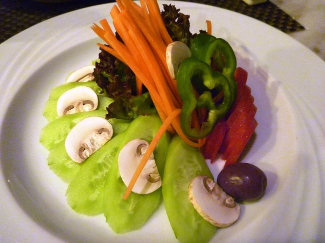 アフタヌーンTeaを頂いたら、なんだかもっとお腹すいてきた。<br /><br />外へ行こうかと思うけど、治安不安もあるし謎のバクシーシガキもいるし。<br />さらに、外国人が全然カイロ市内を歩いていない！<br />歩いているのは、地元とおぼしき人ばかり。<br /><br />今回は安全が優先。<br />コシャリが食べたかったけど、おとなしくホテルで頂く事にしよう。<br /><br />18時からOpenしているTerrace Cafeへ。<br /><br />エジプトへ行った人からは「生野菜はやめとけ」と言われているけど、やっぱり食べたし生野菜。