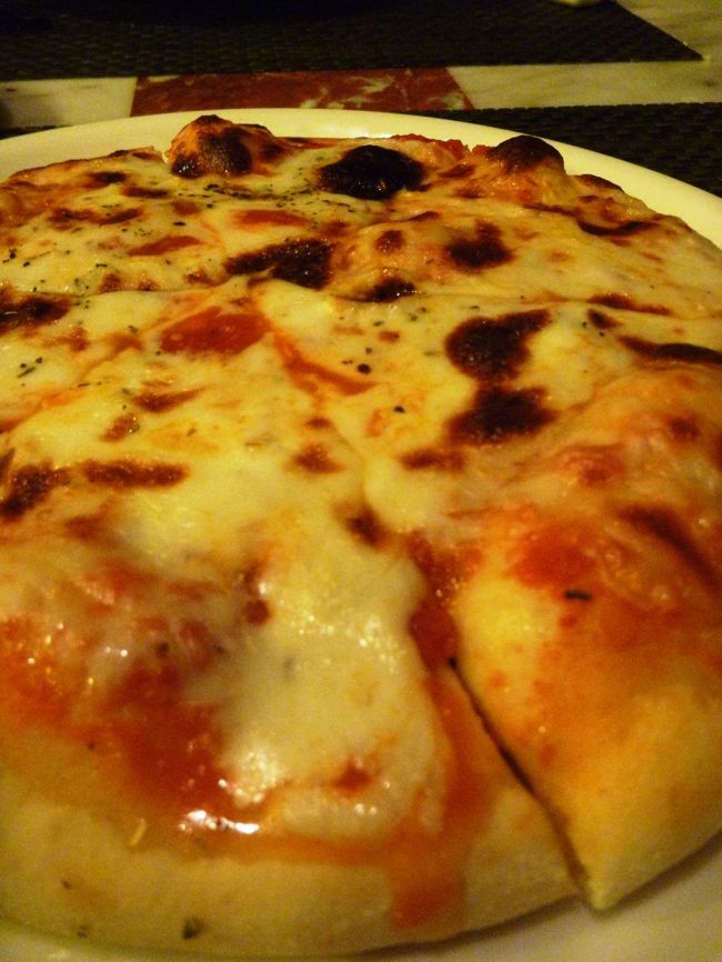 そしてなぜかエジプトでイタリアン。<br />私はピザ、ダンナはパスタ。<br /><br />味はまずまずで可もなく不可もなく。<br /><br />この後は、またまたエグゼラウンジへ。<br />エグゼラウンジでは、ipadに興味を持ったイギリス紳士とお話して超盛り上がる。<br />この方ヒルトンのMgrなどともめちゃ知り合いのようで、ヒルトンの皆さんも巻きこんで話し込む。<br /><br />このお方、どうやらすっごいお高い位の貴族らしい。<br />グーグルアースで名刺に書いてある住所をでググって超驚き！<br />私の家が1000個以上入るんじゃねーかってほど。<br /><br />そんな高貴な方なのに、すっごくフランクに話してくださって感謝感謝。<br /><br />楽しいカイロの夜はこうして更けていくのでありました。