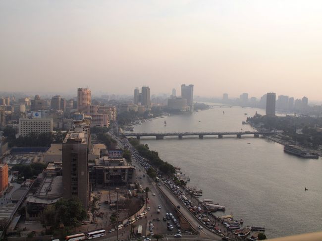 2011年10月24日<br /><br />本日も朝早く起きるなり。<br /><br />今日は朝10時前の飛行機に乗って、このナイル川の980KMさかのぼったヌビア地方のアスワンへ向かうのです。<br /><br />喧騒の街カイロともしばらくお別れ。