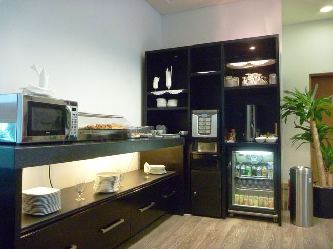 国内線なので過度な期待は禁物。<br /><br />簡単なパンと飲み物があるだけ。<br /><br />でも、静かにコーヒーを飲みながら無料のWifiが使えるのがありがたい。<br /><br />（カイロ空港はラウンジ外もWifi無料です）