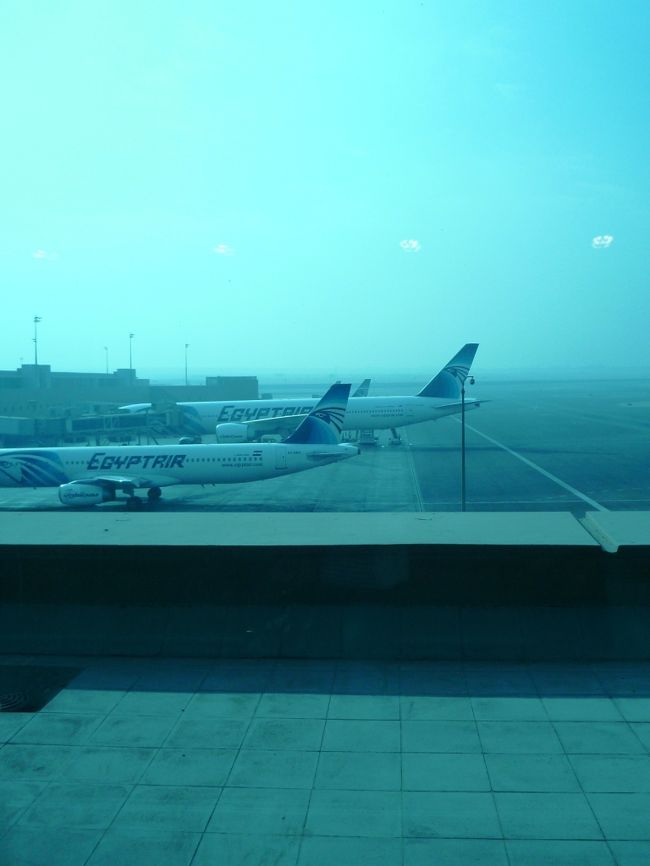 非常に失礼ながら、エジプトにきて驚いた事。<br />それは、時間に正確な事。<br /><br />私達も乗り遅れないようにそろそろゲートへ向かいましょう。<br /><br />次はアスワン。<br />そこから今回一番楽しみにしていたナイル川クルーズ。<br /><br />続きも楽しく安全な旅が続けられますように。<br /><br />ほんではアスワンに向かいます。<br /><br />ファラオ眠りし国へ vol2.〜母なるナイルをくだる〜へ続く→　http://4travel.jp/traveler/suzuka/album/10618569/<br /><br />---おわり---<br /><br />文字が多い旅行記に最後までお付き合い頂きありがとうございました。<br />よろしければ、続編にもお越しくださいませm(__)m