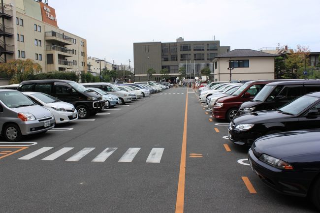 秋の行楽シーズンで文化の日。早めに自宅を出発。１０時頃にならまち駐車場に到着しました。私の車で満車となりました。<br />１時過ぎ駐車場に戻ると駐車待ちの車で付近は大渋滞でした。