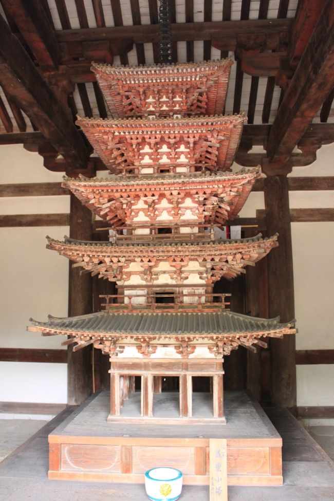 海龍王寺<br />西金堂に安置されている高さ４．５ｍの五重小塔。国宝です