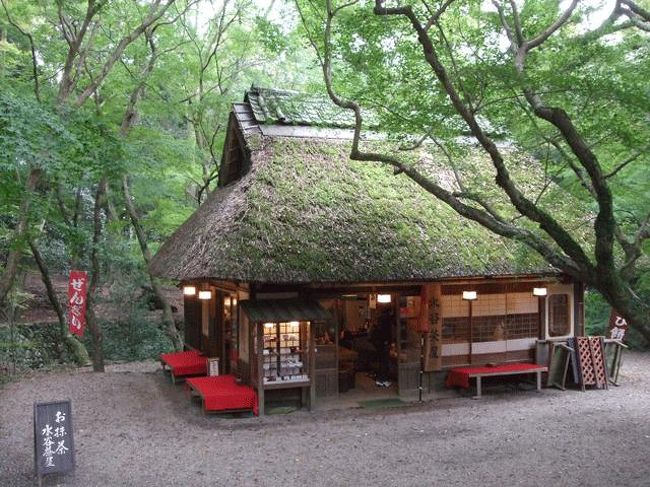 春日大社へ行く途中にあったお店。<br />緑に囲まれて…。<br />