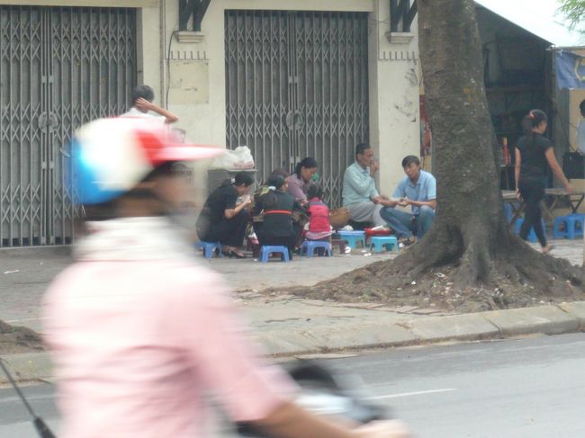 ホテル前の通りでは、ストリート食堂がオープンしています。<br />