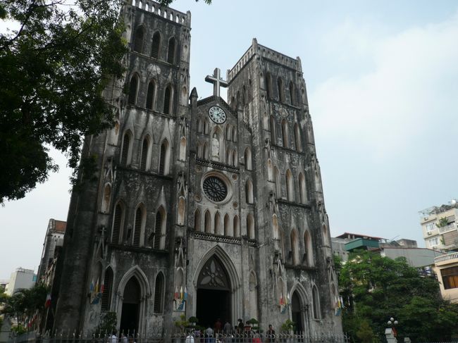 大教会<br /><br />ベトナムは交通渋滞緩和のため、オフィスアワーには時差があり、早いところは7時から。<br />今日訪問したところは8時半からのオフィスアワーでした。<br /><br />昼前に仕事を終えて、車とガイドの残った時間でちょっとだけ観光します。