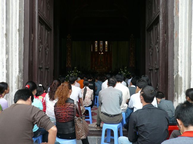 中を見てみようと思ったら、ミサの時間でした。<br />