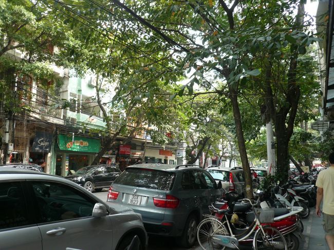 大教会前のニャートゥー通り。<br /><br />可愛いお店やカフェがあるんですが、バイクが止めてあって道が狭くて歩きにくいの。<br />通りを渡るときのコツは、ゆっくり歩くこと。いつバイクにひかれてもおかしくないです。