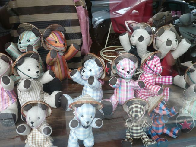 naguというお店のウィンドウ<br /><br />ノンをいう笠をかぶったテディベアが可愛い