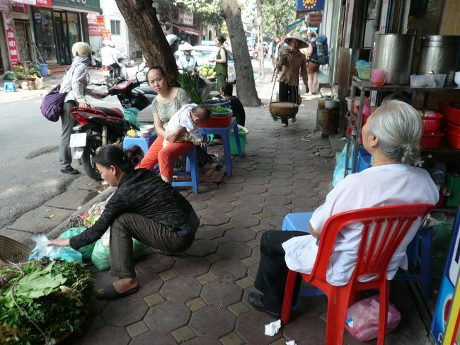 通りで暮らす人<br /><br />通りは台所、リビングルーム、お店、何にでもなるの。<br />通りで食事を作り、子供を育て、物を買う、という暮らし方があります。