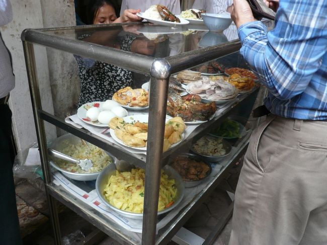 ハノイのデリ<br /><br />ショーケースにいろんな種類のおかずを並べて売っています。