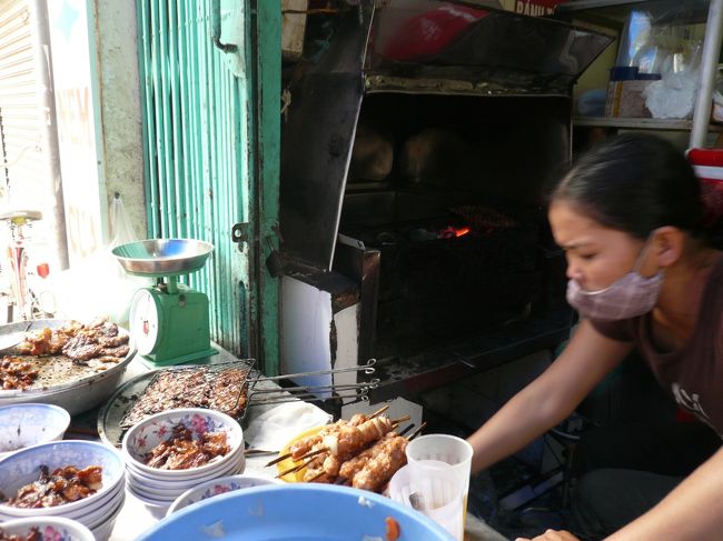 店頭で炭火焼<br /><br />ブンチャーの中に入ってる炭火焼のお肉は店頭で焼いています。