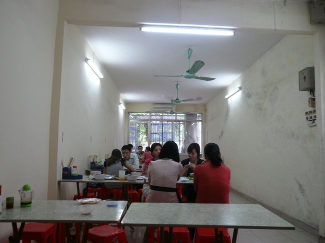 2階席へ<br /><br />１階は満席だったので、２階へ。<br />ブンチャーは女子に人気の食べ物だとか。OLさんがランチしています。<br />ここに、JALのCAさんが食べに来ていたの見てびっくりした、とベトナム人は語っていました。<br />かなりローカルなお店ですもんね。