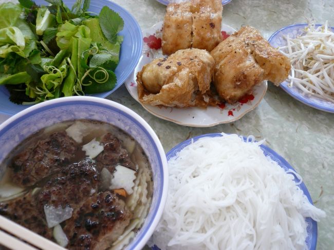 ブンチャーとシーフードネム<br /><br />ハンバーグみたいな炭火焼肉団子と青いパパイヤ、ニンジンの入ったスープにブンをつけて食べます。<br />ちなみに、ハーブですが、一緒に行ったベトナム人は、衛生面があやしいからここでは食べないと言って食べてませんでした。もやしは大丈夫、とのこと。<br /><br />シーフードネムは、ぷりっぷりの大きな海老とカニの身がたっぷり詰まっていて、めちゃめちゃ美味しかった！皮はもちろんカリッとしていて、これをスープにつけて食べるんです。