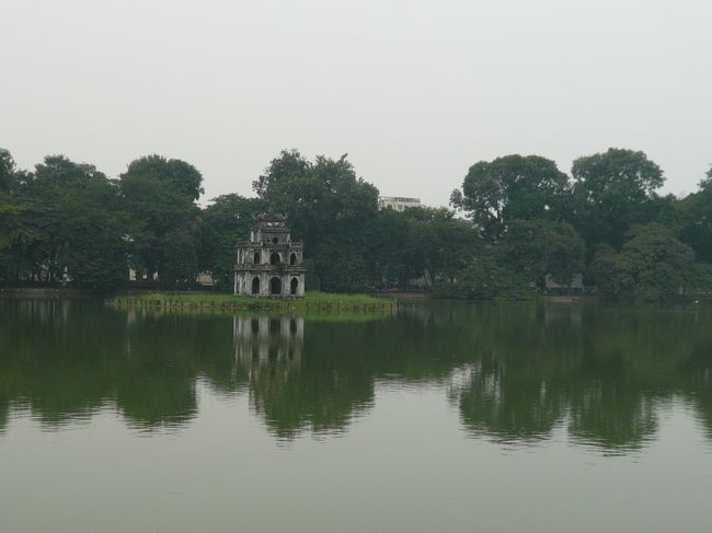 ホアンキエム湖<br /><br />ちょっとタクシーに乗って、ホアンキエム湖へ。<br />この湖の周りだけは歩道が広くて、バイクにもひかれないのでほっとします。<br />ホアンは還、キエムは剣だそうです。<br />ベトナムの王様が中国と戦うために、湖に住んでいる大きな亀が剣を貸してくれたそうな。亀に剣を返した湖という伝説です。