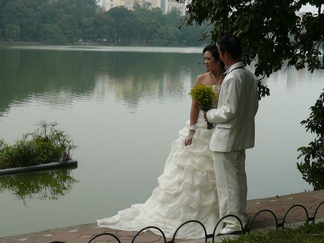 ウェディングフォトを撮るカップル<br /><br />湖の周辺はこんな撮影風景があっちこちで見られました。ウェディングのシーズンだそうです。<br />