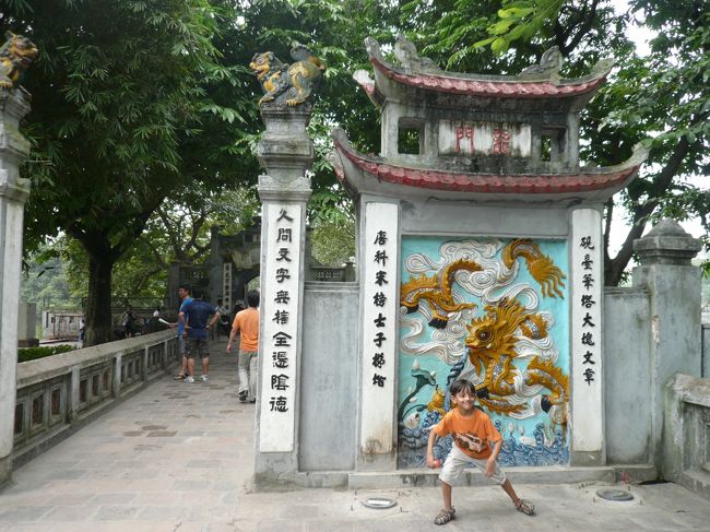 玉山祠の入口<br /><br />インドの男の子が楽しそう。