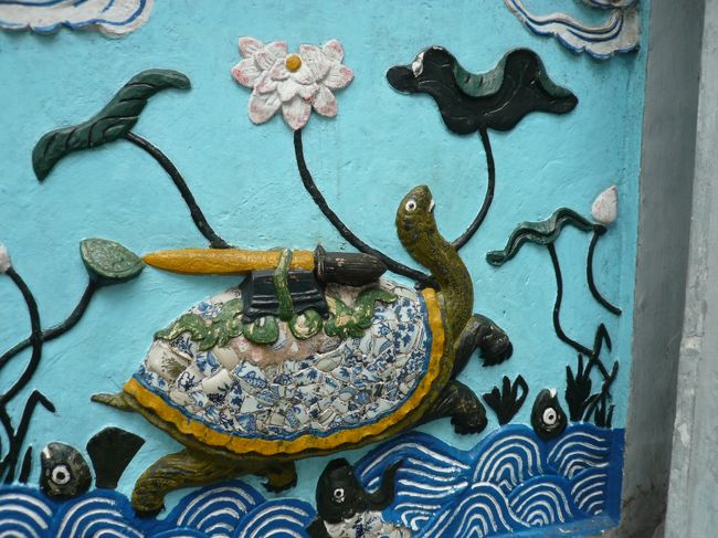 亀が剣をしょってる。