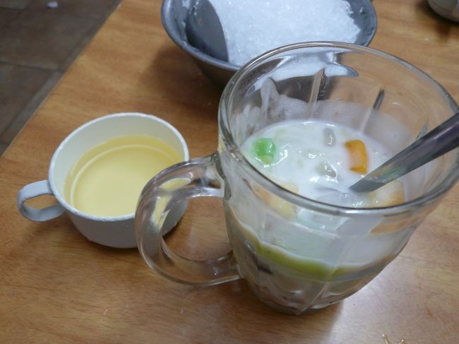 ミックスチェー<br /><br />ベトナムに来たらこれ食べてね、とおススメされました。<br />かき氷と冷たいお茶がついてきます。<br />氷はだめ！と思って食べていたけど、あまりの甘さ、濃厚さについ・・・。一緒に食べたベトナムの学生さんが、この氷は沸騰した水で作っているから大丈夫だと思うよ、と言うので、堪えきれずざくざくチェーに混ぜちゃいました。<br />そしたら味がちょうどよくなるんです。<br /><br />でも、帰国後おなか壊しています（TT)<br />海外の菌にあんまり慣れていない人はチェーはやめといた方がいいかも・・・