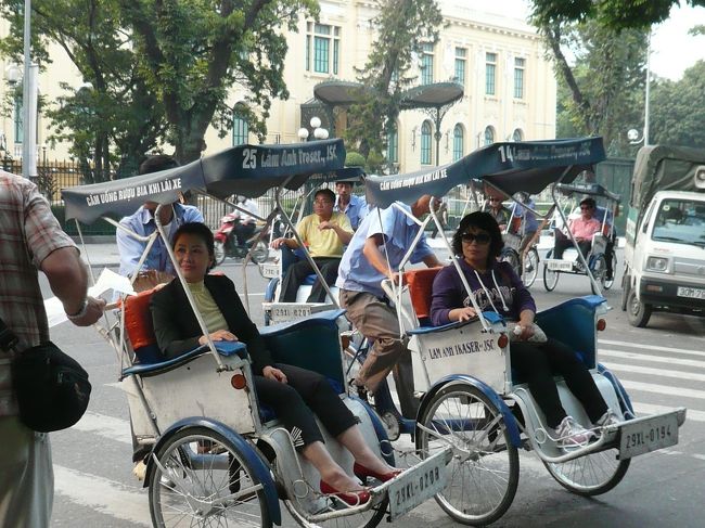 シクロ<br /><br />さて、ここからは本当に一人歩きです。<br />メトロポールホテルの近くでシクロ。<br />鎌倉とかの人力車のような存在でしょうか。