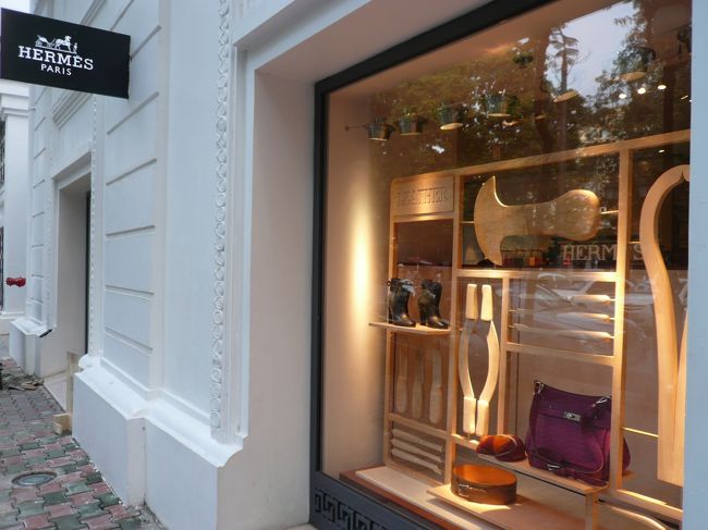 エルメス<br /><br />ハノイにエルメスがありました。<br />ちなみに、ボリード37センチが8200ドル。<br />