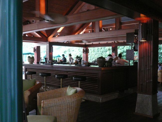 ホテルのバー<br /><br />いかにもリゾートという感じです。