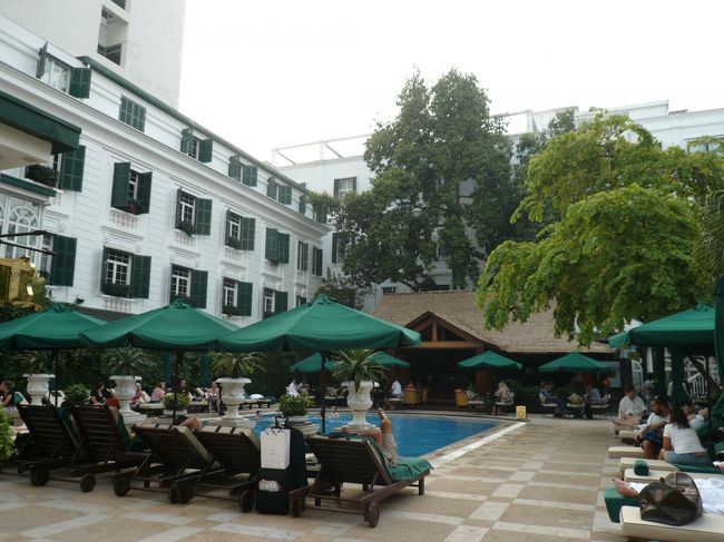 プール<br /><br />欧米人がくつろいでいます。<br />確かにほわっと暑いけど、ちょっとプールには寒そう・・・