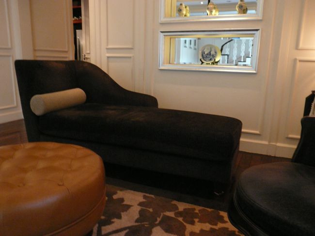 シェーズソファ、お家にも欲しい！<br /><br />まずはこのスペースで靴をスリッパに履き替えて、カモミールとはちみつのお茶をいただきます。