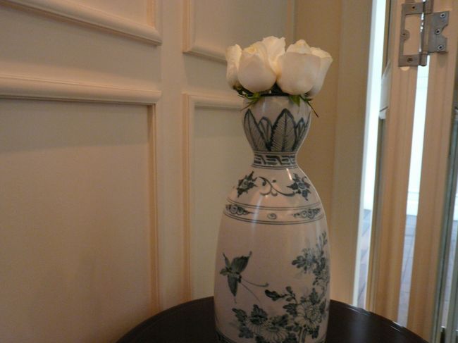 オリエンタルな器に白い花<br /><br />スパの客層としては、中年以上の欧米人を見かけました。<br />日本では20〜30代女子がエステの主たる客層だと思いますが、海外ではそんなに若いのにどうして？という感じかもしれません。<br />こういうところでくつろげるのは大人になる楽しみです。うしし。