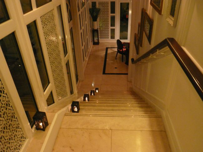 フェイシャル90分　95ドルでした。<br /><br />でも、それだけじゃなくて、予約の30分前に来て、サウナ（スチームとドライ）とシャワーでリラックスしてからトリートメントを受けることをおススメされます。<br /><br />文化的なものなのかと思いますが、なじめなかったのはサウナ、ロッカーがせいぜい３〜４人規模で、セミプライベート、しかし実際には男女共用のパブリックスペースです。<br />そこに自分一人しかいない時は良いけど、トリートメントの後に使おうとしたら、中年のカップルが先にいました。私にとっては最悪です。<br />お茶を飲みながら外で待つことにしました。時間がたくさんあるので苦ではありません。