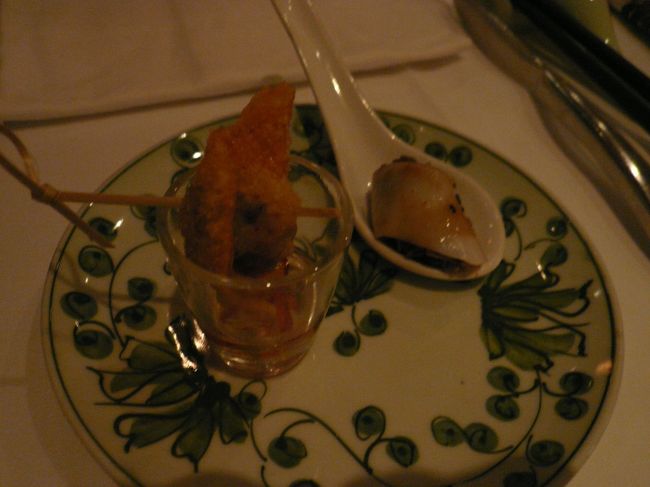 Spices Gardenにて<br /><br />ホテル内、le SPAに一番近い、ベトナム料理レストラン。<br />アラカルトにしました。<br />それでもまずはアミューズ。<br />揚げた春巻きとクレープ状の春巻き。