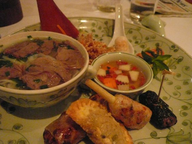 Hanoi Platter<br /><br />ハノイの味を一皿にまとめた前菜<br />こんなに盛りだくさんなんて想像してませんでした。<br /><br />牛肉のフォーは薄味。スープにしょうがの香り。<br />バナナの花のサラダはゴマみそ味のドレッシング、しゃきしゃきの歯ごたえが美味しい。<br />数種類の春巻きに海老のすり身のちくわ（＾＾）