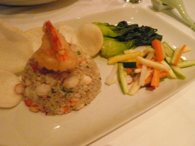 海老チャーハン<br /><br />う〜ん、さっきの一皿かこの一皿で十分だったかも・・・<br />こちらも口に合う美味しい味。<br />チャーハンには海老がごろごろ入っていて満足。<br />海老せんべいが思いのほか美味しい。<br /><br />お会計は50ドルでお釣りがくる位でした。<br />ベトナムの物価からしたらあり得ませんが、円高なので太っ腹です。<br />