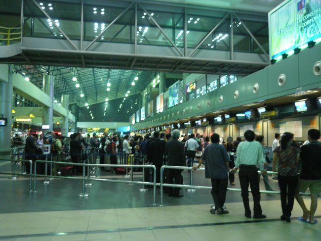 ノイバイ空港<br /><br />夜に一人なので、メリアホテルに、ホテルのタクシーをお願いしておきました。普通のエアポートタクシーは16ドル、メリアタクシーは23ドルですが、安全に責任が持てるとのこと。<br /><br />しかーし！ベルボーイが、お昼にチェックアウトしたので、予約もキャンセルしちゃいました、なんて言うのです〜。失礼しちゃいます。ワタシ、一人ですし、夜ですし、不安なんです！って詰め寄ったら、ドライバーさんに何やらお願いしてくれていました。<br />しかーも！16ドル、フラットレートって言ってたのに、支払う段になって、ドルのお釣りありません・・・と。（TT)<br />ドライバーさんと相談して、20ドルを400Kドンに両替してもらい、メーターのドンで払うことにしました。桁が多すぎてnoonの計算能力は限界です。367Kドンにお釣りがどういうわけか37Kドン。<br />あれ、多いよ・・・と返そうとしてもどういうわけかドライバーさんはいらんいらん、と受け取ろうとしません。<br />お疲れさまでした、私とアナタ。