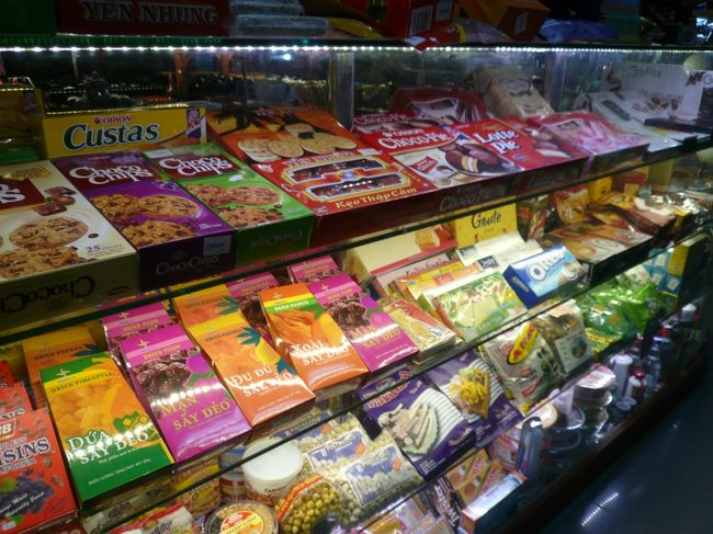 似たような品ぞろえの店が、10数軒。<br />コーヒーをお土産に買うことにしました。<br /><br />各店舗、微妙に値段が違います。暇なので、価格調査をしてみました。<br />普通は5ドル。たまに4ドル。値札は3.5ドルでも聞くと4ドル。<br />本屋で4ドルで購入。