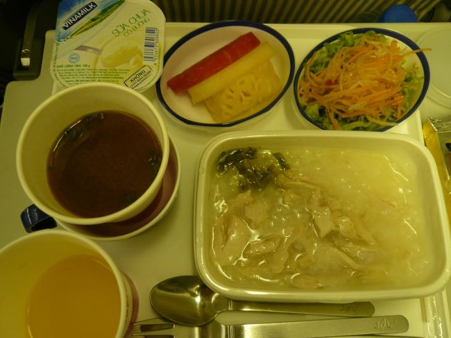 深夜便のため、ドリンクサービスの後はすぐ消灯。<br />3時間位飛んだかと思ったら朝食です。<br />眠い・・・