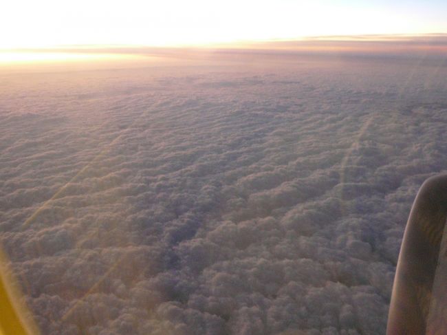 気がつけば九州も過ぎてる。<br />雲海が朝日でピンク色に染まってました。
