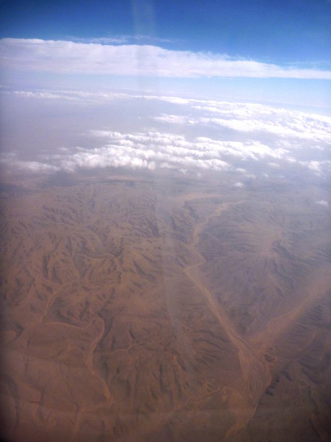 ブーン。<br /><br />順調にエジプト航空機はアスワンに向けて飛行中。<br /><br />眼下に広がるは一面の赤い砂漠の大地。<br /><br />エジプトはナイル川沿岸以外は、ほとんどがこのような’生’が感じられない砂漠の大地。<br />ナイル沿岸が青々とした緑が茂る。<br /><br />ナイルの恵みはすごいなぁ。