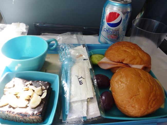 1時間ちょいのフライトなのに、これまたご丁寧に簡単な機内食まで提供される。<br /><br />重ね重ね、なかなかやるなぁ。エジプト航空。