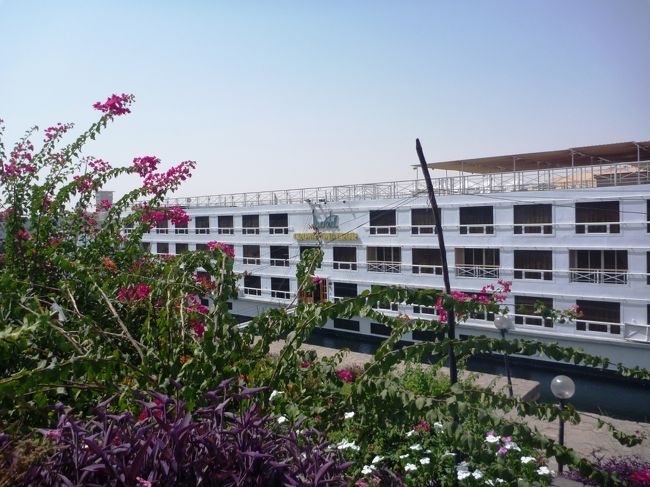 無事アスワン到着。<br />そこからは、ミスルトラベルに空港から桟橋（クルーズ船）まで送迎を依頼していたので、送迎の人と出会う。<br /><br />最初タクシーで行けばいいか。と思ってたけど、アスワンはタクシーが少ない＆高いと評判かつ、クルーズ船は大量にあるので見つけるのが一苦労とあったので、急遽出発間際に日本でミスルトラベルに送迎を申し込んだのです。<br /><br />私達の専用車は、順調に走り桟橋沿いで私達の予約していた船【Crown Empress】を発見！<br /><br />なかなかいい船じゃな〜〜い♪<br />この船で3泊4日ルクソールまで行くのね〜〜☆と<br />ミスルトラベルのガイドさんと一緒に船に乗り込む。